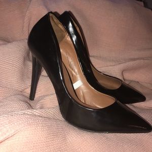 Black pumps